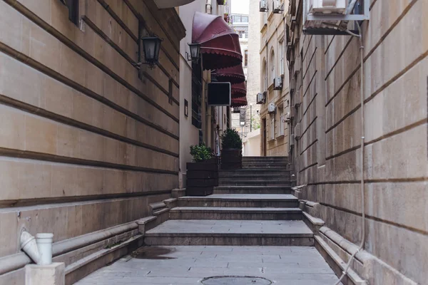 Güneşli bir sonbahar gününde tarihi kentin güzel Sokağı. 2018, Bakü, Azerbaycan.