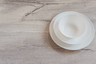 Boş beyaz boş plaka üzerinde ahşap arka plan kopya alanı ile. Üstten Görünüm.