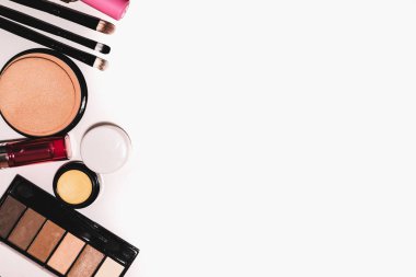 Makyaj araçları ve aksesuarları ile kopya alanı metin için beyaz bir arka plan üzerinde. Üstten Görünüm