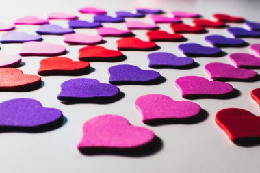 Sevgililer günü arka plan. Beyaz bir arka plan üzerinde renkli küçük Kalpler.