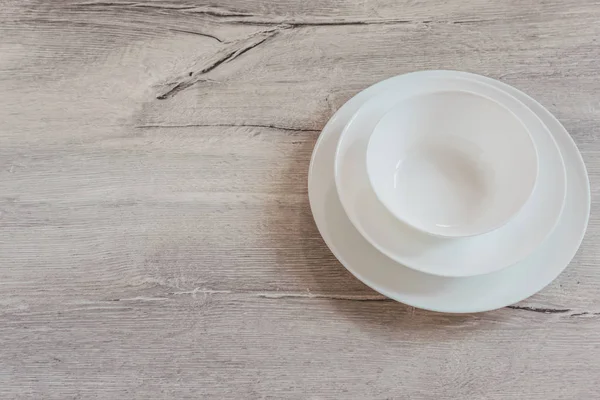 Boş beyaz boş plaka üzerinde ahşap arka plan kopya alanı ile. Üstten Görünüm.