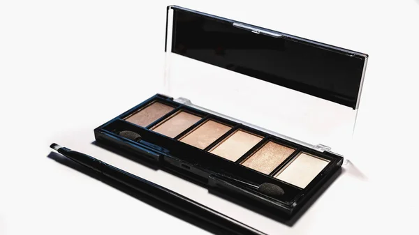 Makyaj beyaz bir arka plan ayarla. Yakın çekim.