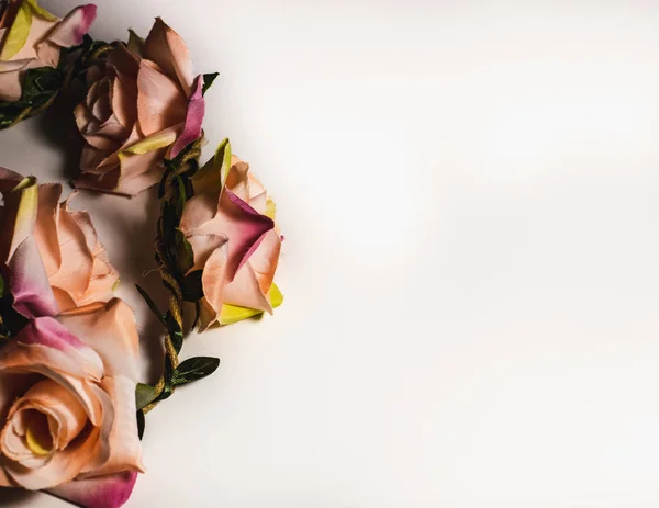 Yapay çiçek kopya alanı metni bej bir zemin üzerine. Yukarıdan görüntülemek