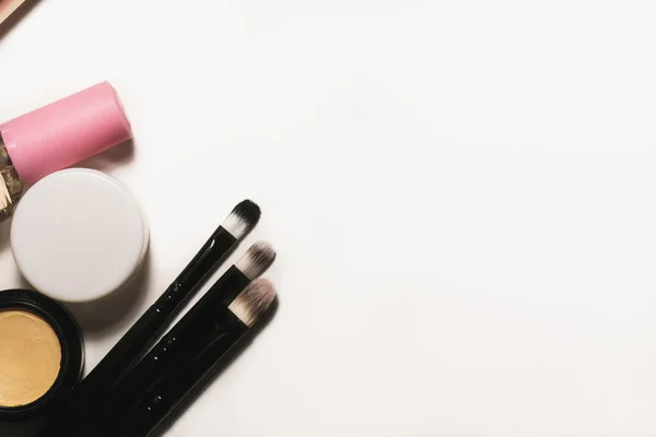 Makyaj araçları ve aksesuarları ile kopya alanı metin için beyaz bir arka plan üzerinde. Üstten Görünüm