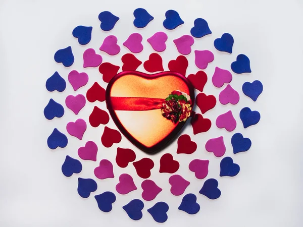 Sevgililer günü arka plan. Hediye kutusu içinde çiçekli kalpleri ile dekore edilmiştir..