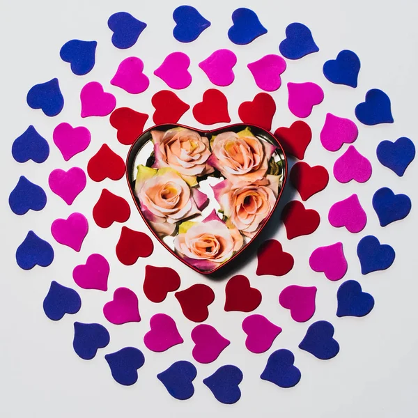 Sevgililer günü arka plan. Hediye kutusu içinde çiçekli kalpleri ile dekore edilmiştir..