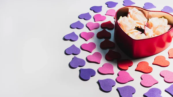Sevgililer günü arka plan. Hediye kutusu içinde çiçekli kalpleri ile dekore edilmiştir. Boşaltmak.