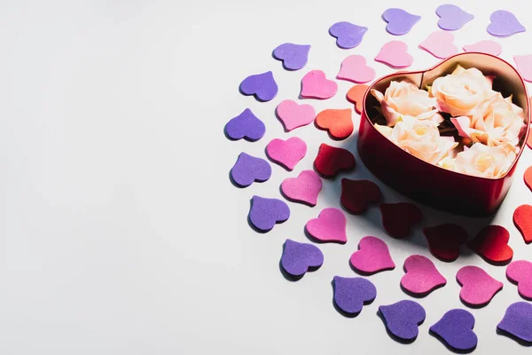 Sevgililer günü arka plan. Hediye kutusu içinde çiçekli kalpleri ile dekore edilmiştir. Boşaltmak.