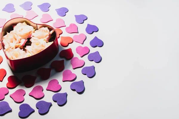 Sevgililer günü arka plan. Hediye kutusu içinde çiçekli kalpleri ile dekore edilmiştir. Boşaltmak.