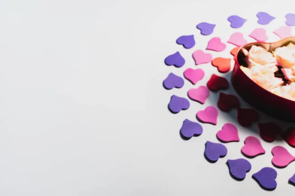 Sevgililer günü arka plan. Hediye kutusu içinde çiçekli kalpleri ile dekore edilmiştir. Boşaltmak.