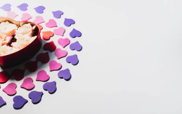 Sevgililer günü arka plan. Hediye kutusu içinde çiçekli kalpleri ile dekore edilmiştir. Boşaltmak.