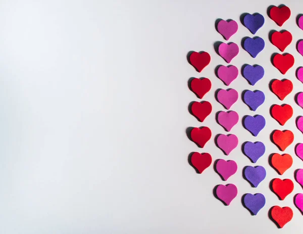 Sevgililer günü arka plan. Beyaz bir arka plan üzerinde renkli küçük kalpler. Boşaltmak.