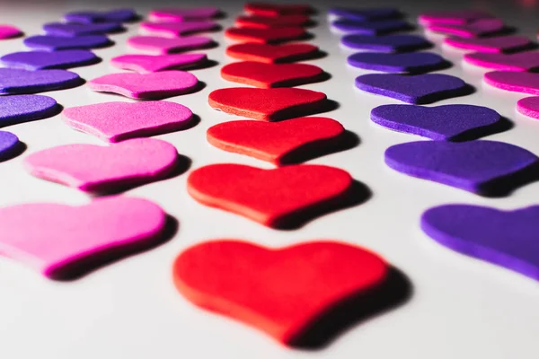 Sevgililer günü arka plan. Beyaz bir arka plan üzerinde renkli küçük Kalpler.