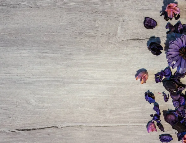 Ahşap arka plan çiçeklerle süslenmiş. Kopya alanı