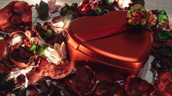 Sevgililer günü arka plan. Çiçeklerle süslenmiş hediye kutusu.