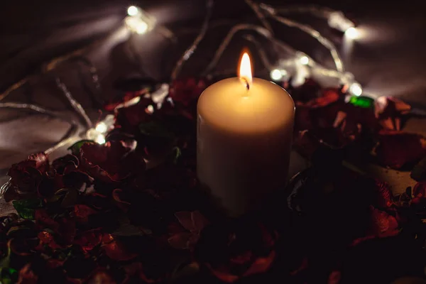 Ciemnym Tle Romantyczny Świeca Kwiatami Ligh — Zdjęcie stockowe