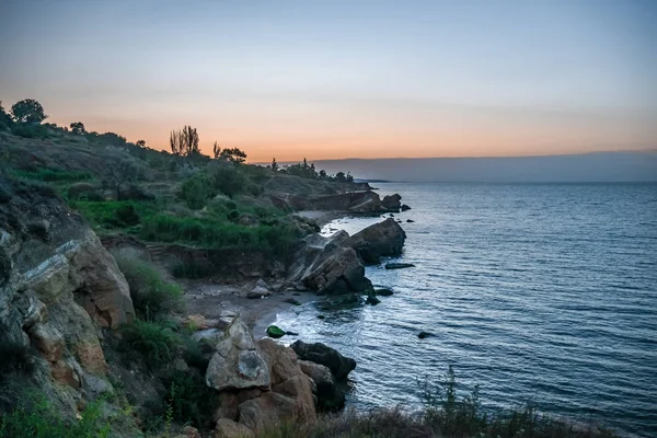 Şafaktan birkaç dakika önce Karadeniz'de kayalar ve ağaçlarla vahşi plaj