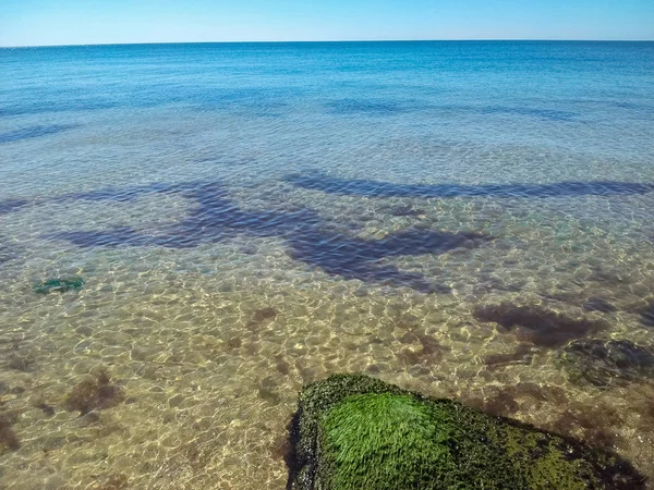 Klares Blaues Wasser Plätschert Muster Mit Algen Und Gelbem Sand — Stockfoto