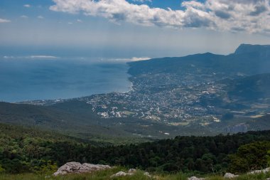 Bir tepeden Karadeniz'e, plaja, şehre ve dağlara bulutlu gökyüzü ile üst görünümü