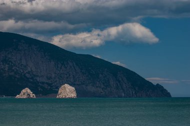 Yaz başında Kırım'da Ayu-Dağ ve Adalar dağı. Karadeniz.
