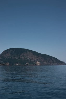 Yaz başında Kırım'da Ayu-Dağ ve Adalar dağı. Karadeniz.