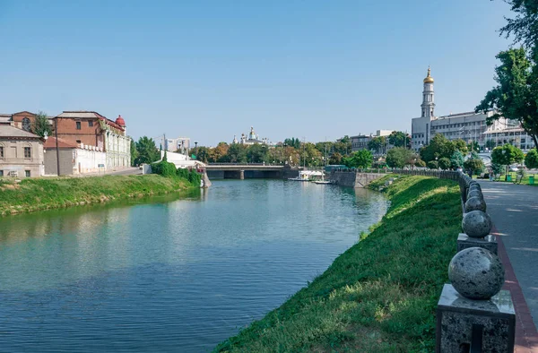 Dolgu ile parkta Şehir nehri, köprü, kilise ve şehir merkezine yakın