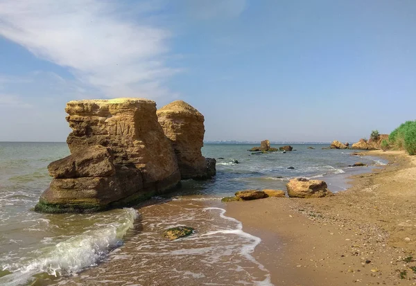 Große Felsen Mit Moos Und Algen Wilden Strand Mit Gelbem — Stockfoto
