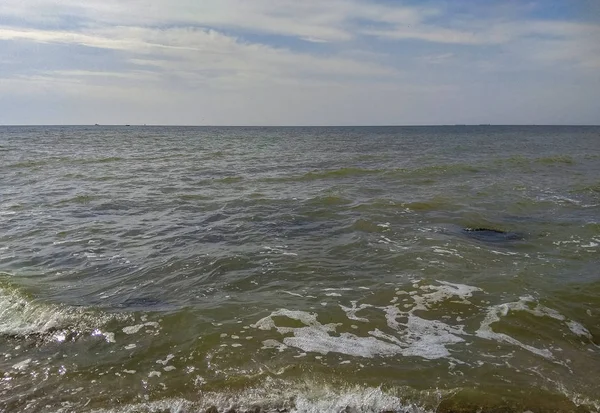 Deniz Köpüklü Dalgaları Bulutlu Gökyüzü Ile Birlikte Suyun Altında Kayalar — Stok fotoğraf