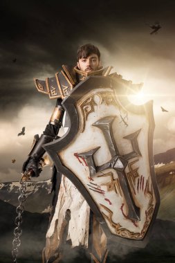 Genç adam fantezi şövalye kostüm ile cosplaying