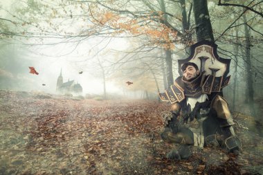 Genç adam fantezi şövalye kostüm karanlık bir ormanda dinlenme ile cosplaying