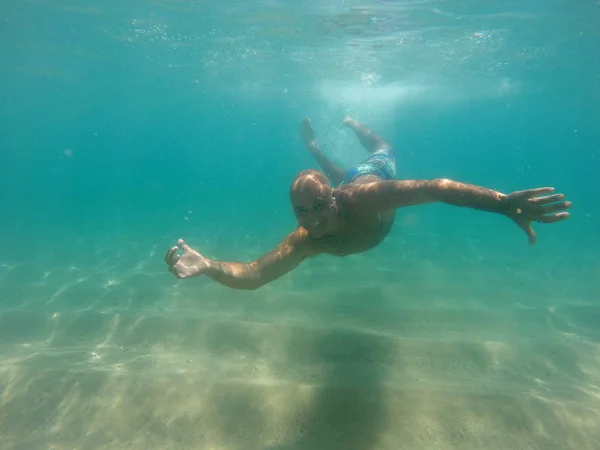 Unterwasserbild Eines Glücklichen Mannes Beim Tauchen — Stockfoto