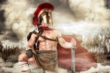 Eski savaşçı ya da gladyatör kaskla dışarıda poz veriyor.