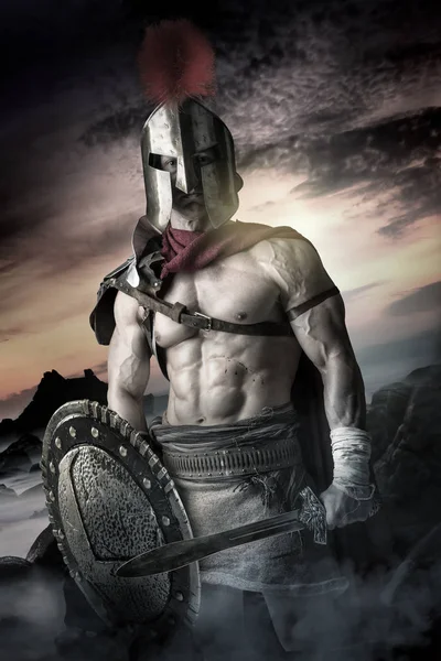 Forntida Krigare Eller Gladiator Poserar Utomhus Med Hjälm — Stockfoto