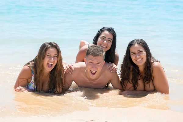 Grupo Jovens Felizes Divertindo Praia — Fotografia de Stock