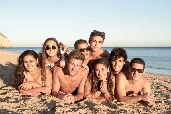 Grupo Amigos Adolescentes Felices Divirtiéndose Playa — Foto de Stock