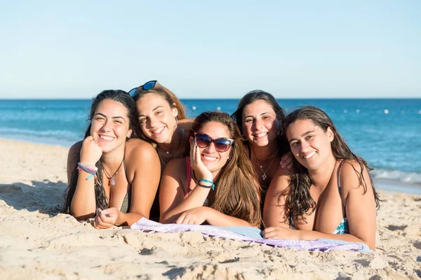 Ομάδα Ευτυχισμένος Κορίτσια Έχουν Διασκέδαση Στην Παραλία — Φωτογραφία Αρχείου