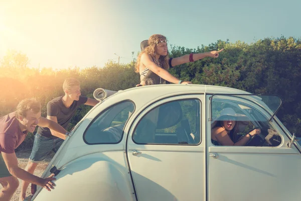 Chłopaki Spychając Zepsuty Stary Samochód Dziewczynami Kierownicą Podczas Wakacji — Zdjęcie stockowe