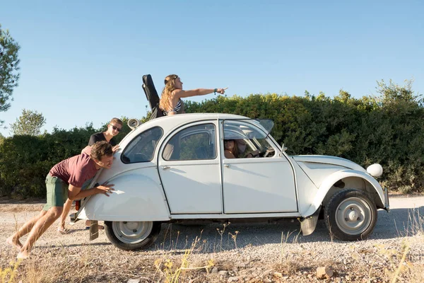 Kerels Duwen Van Een Gebroken Oude Auto Met Meisjes Achter — Stockfoto