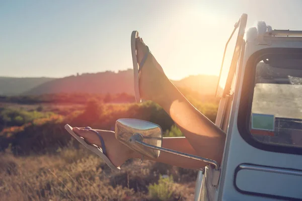 Girl Benen Een Retro Auto Bij Zonsondergang Retro Stijl — Stockfoto