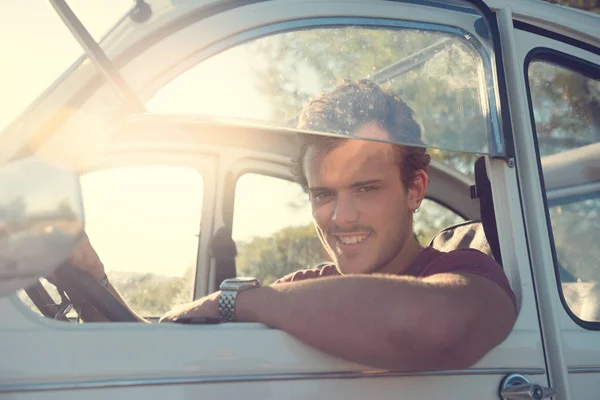 Knappe Jongeman Kijkend Een Autoraam Bij Zonsondergang — Stockfoto