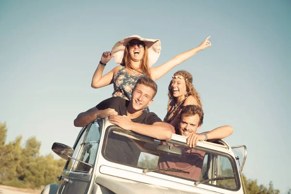 Groep Gelukkige Vrienden Een Auto Bij Zonsondergang Zomer — Stockfoto
