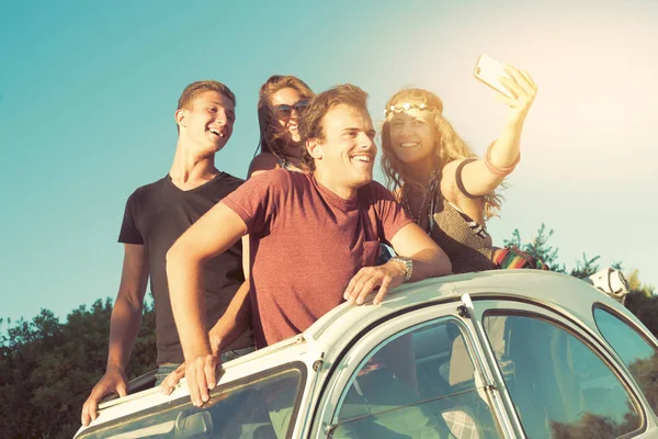 Grupa Szczęśliwych Ludzi Biorąc Selfie Samochodzie Zachodzie Słońca Latem — Zdjęcie stockowe