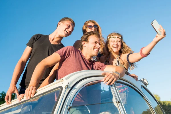 Grupo Pessoas Felizes Tomando Uma Selfie Carro Pôr Sol Verão — Fotografia de Stock