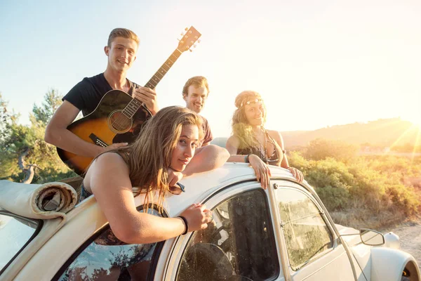 Grupo Personas Felices Coche Atardecer Verano —  Fotos de Stock