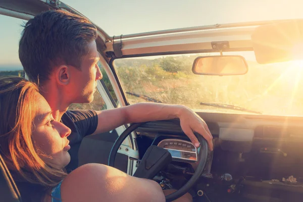 Gelukkige Paar Een Auto Genieten Van Zonsondergang — Stockfoto