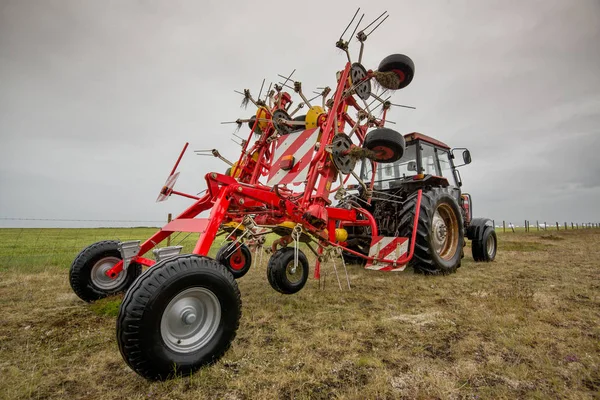 Roter Traktor Feld Bei Bewölktem Himmel — Stockfoto