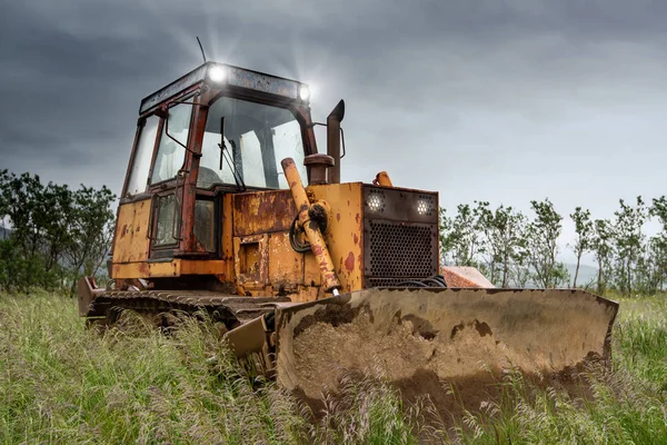 Old Bulldozer Abandoned Grass Field Stormy Day — Stock Photo, Image