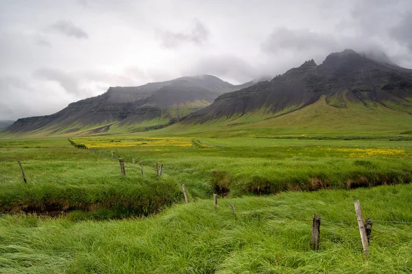 İzlanda alanın çit ve dağ ile güzel manzara