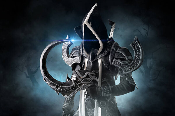 Человек в сказочном костюме тёмного демона, косплей
.