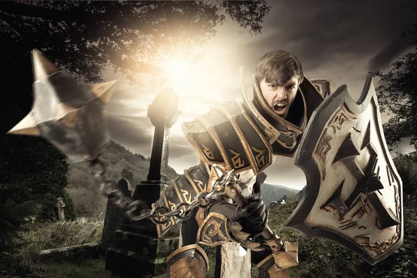 Ung Man Cosplaying Med Fantasy Knight Kostym — Stockfoto